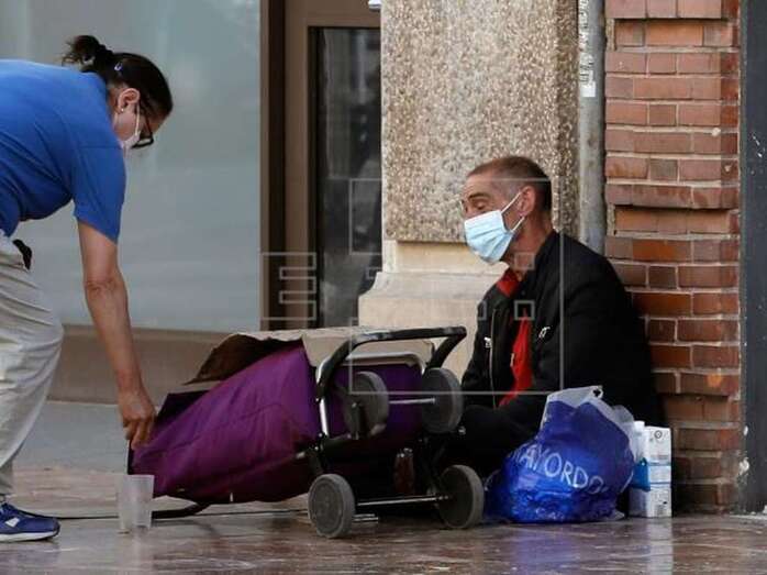 Una persona sin recurso en la calle / EFE Juan Carlos Cárdenas/Archivo